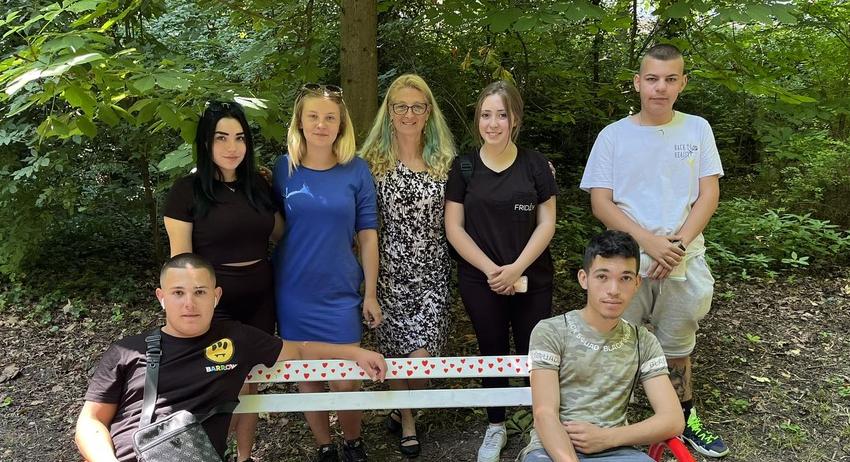 Ученици от СУ "Трайко Симеонов" обновиха пейките в парк „Кьошковете“