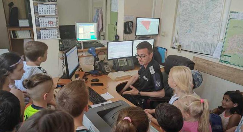 Възпитаници на лятна детска занималня в Шумен гостуваха в полицейското управление в града