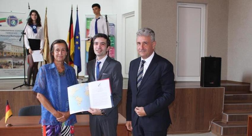Областният управител поздрави екипа на ПЕГ „Н.Й. Вапцаров“ с подписването на договор по програмата за придобиване на немска езикова диплома първа степен