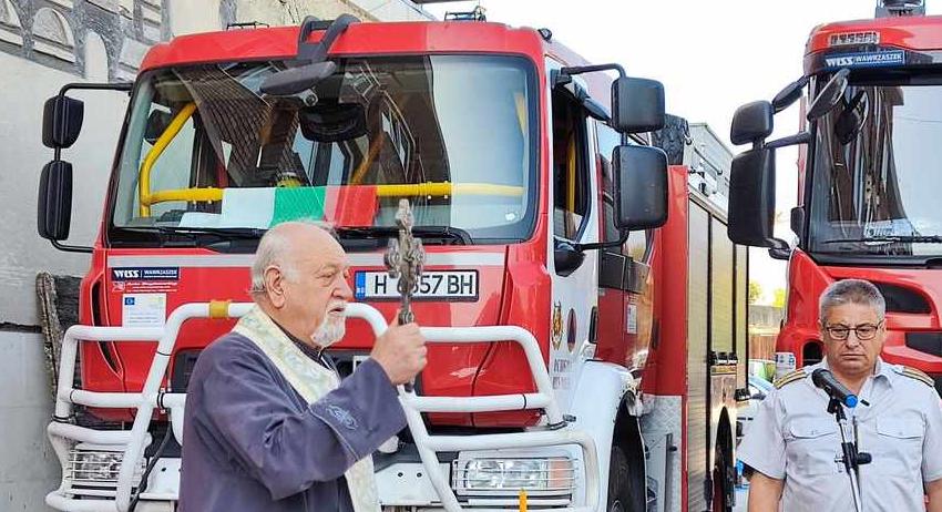 С водосвет за здраве, отслужен от отец Димитър, шуменските огнеборци отбелязват днес професионалния си празник