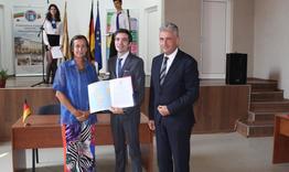 Областният управител поздрави екипа на ПЕГ „Н.Й. Вапцаров“ с подписването на договор по програмата за придобиване на немска езикова диплома първа степен