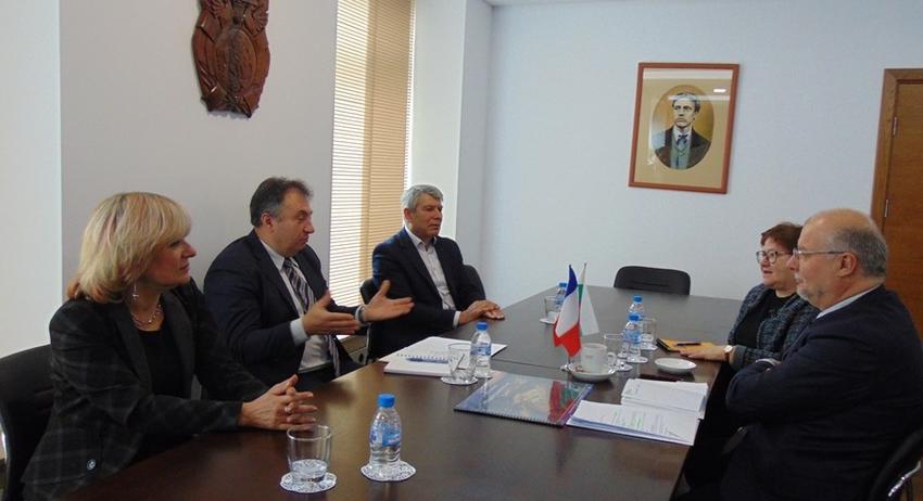 Кметът на Шумен проф. Христо Христов разговаря с Жером Кел от посолството на Франция в София