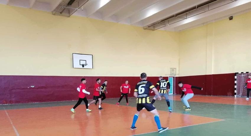 Благотворителен коледен турнир по футбол на малки врати се проведе в Нови пазар  