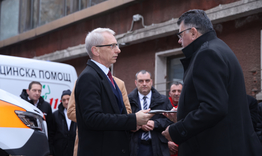 Премиерът Николай Денков връчи ключовете на линейка с повишена проходимост за спешния център във Върбица 