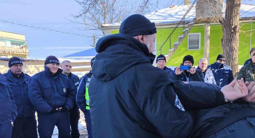 Обучения за ефективно задържане на лица при различни ситуации проведоха  полицейските служители в РУ- Каолиново