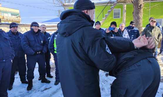 Обучения за ефективно задържане на лица при различни ситуации проведоха  полицейските служители в РУ- Каолиново