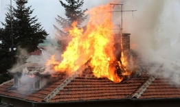 Пожар от отоплителен уред изпепели покрива на къща в село Илия Блсъково 