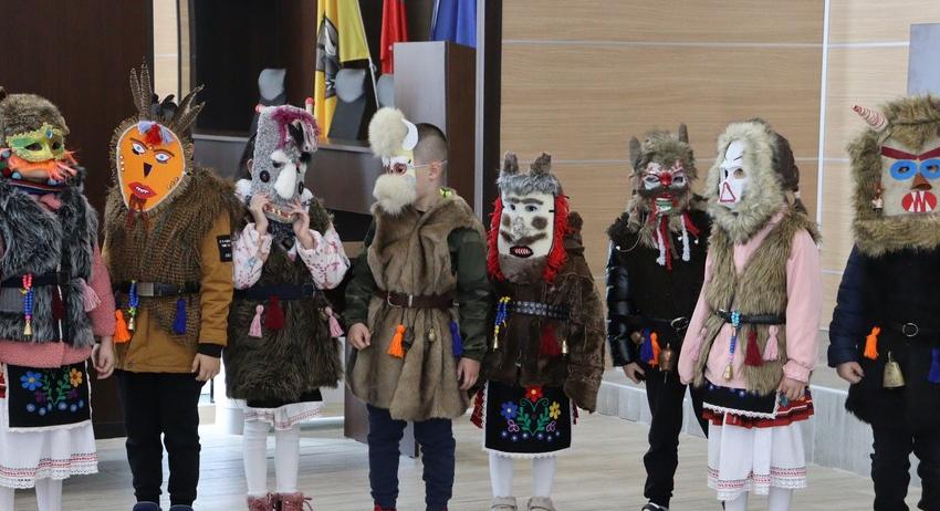 Деца от ДГ „Пролет“ облечени като кукери, посетиха Община Нови пазар