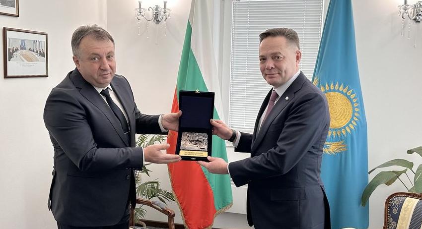 Кметът проф. Христо Христов се срещна с посланика на Казахстан Виктор Темирбаев