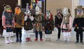 Деца от ДГ „Пролет“ облечени като кукери, посетиха Община Нови пазар