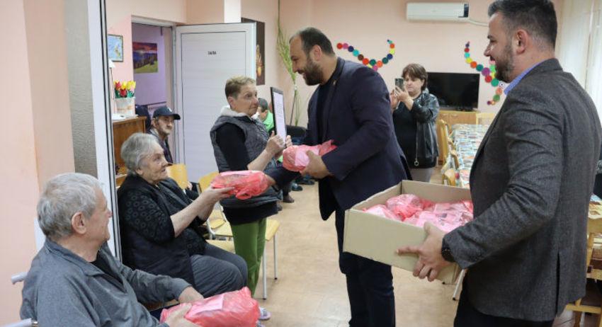 За поредна година кметът на Нови пазар дари над 1200 козунака