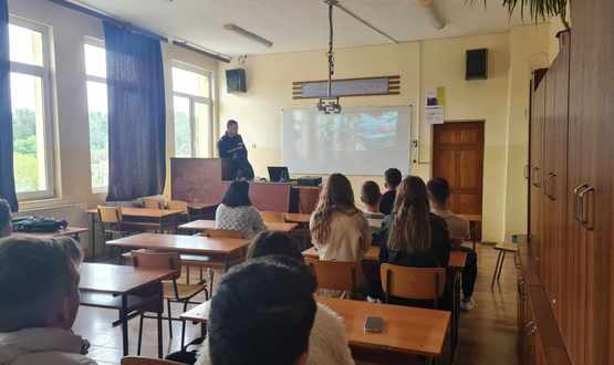 Полицейски служители се срещнаха с абитуриенти във Върбица