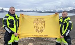 Моряците Радослав Радков и Ивайло Николов върнаха знамето на Нови пазар, което бе развято на Антарктида