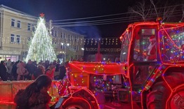 Запалиха празничните светлини във Върбица