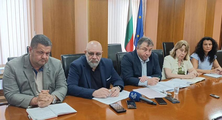 Община Шумен подписа споразумения с МРРБ за финансиране на стадион „Панайот Волов“ и пазара
