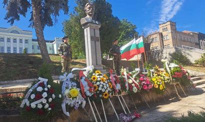 С венци и цветя Шумен отбеляза 188 години от рождението на Левски и 147 години от Освобождението на града
