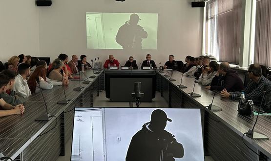 Представиха учебен филм за евакуация от сграда при криза със стрелец