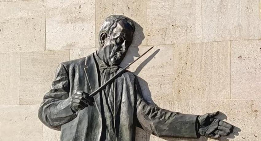 Откриват барелеф на маестро Станислав Ушев