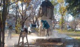 Почистват графити и замърсяване по паметници