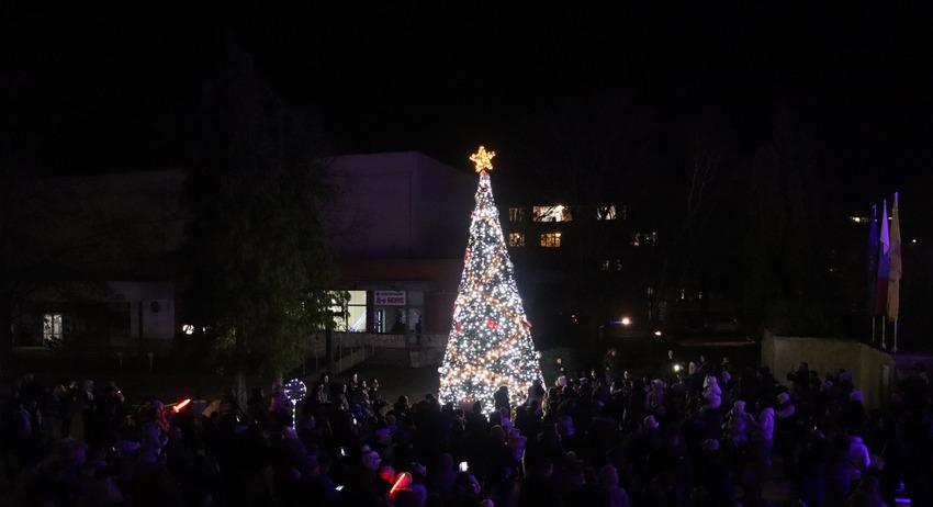 Запалиха светлините на коледната елха в Нови пазар