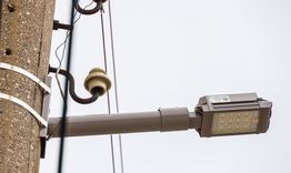 Грешна фабрична настройка в партида захранващи блокове е довела до проблемите в част от уличното осветление