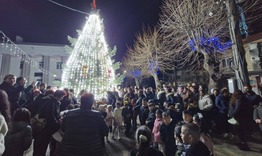 Във Върбица грейнаха светлините на празничната елха