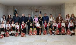 Децата от ДГ „Пчелица“ поздравиха ръководството на община Шумен за Новата година