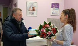 Кметът поздрави първата родилка за новата 2026 г. в Шумен