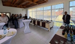 Кметът на Върбица даде коктейл за здравните работници