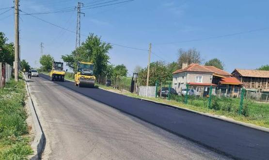 Тече рехабилитация на пътя от разклона за село Риш до Върбица